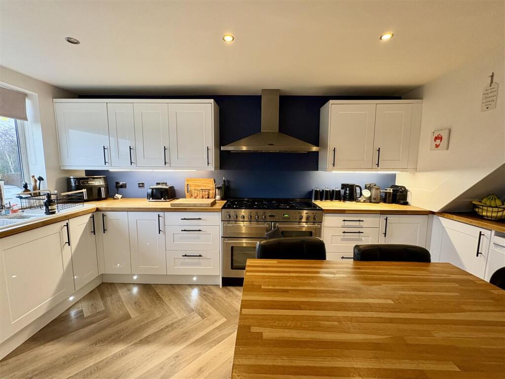 Foxcroft Drive, Rastrick, Brighouse photo 4