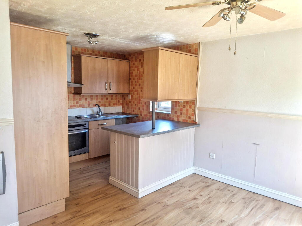 40 Coventry Close, Tewkesbury, Gloucestershire GL20 5HR photo 4