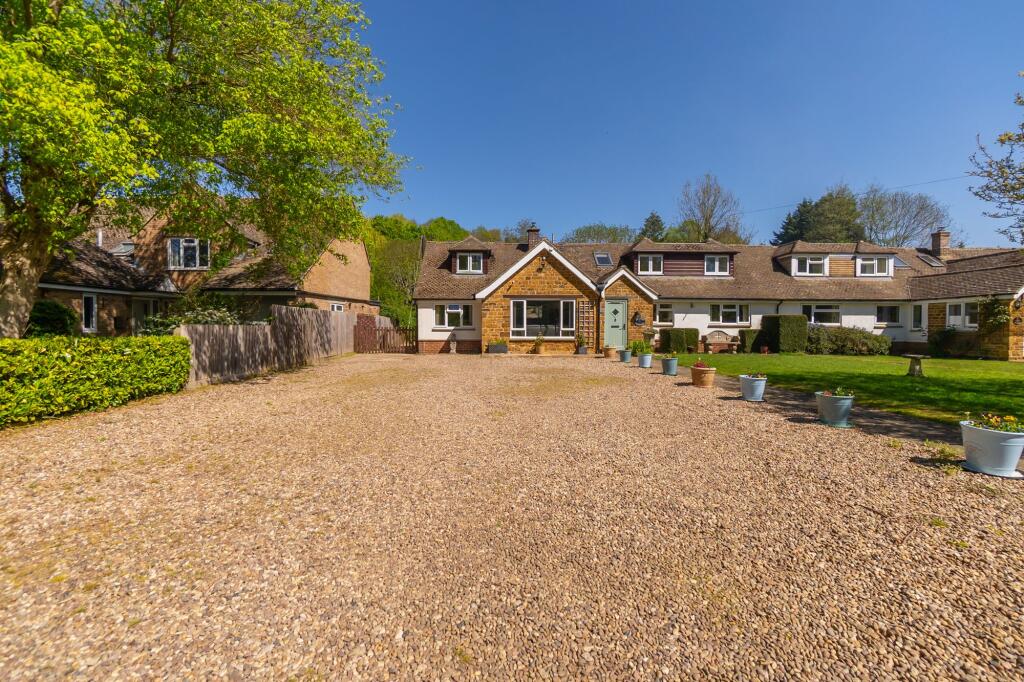 Main image of property: Dragon Cottage, Dog Close, Adderbury, OX17 3EF