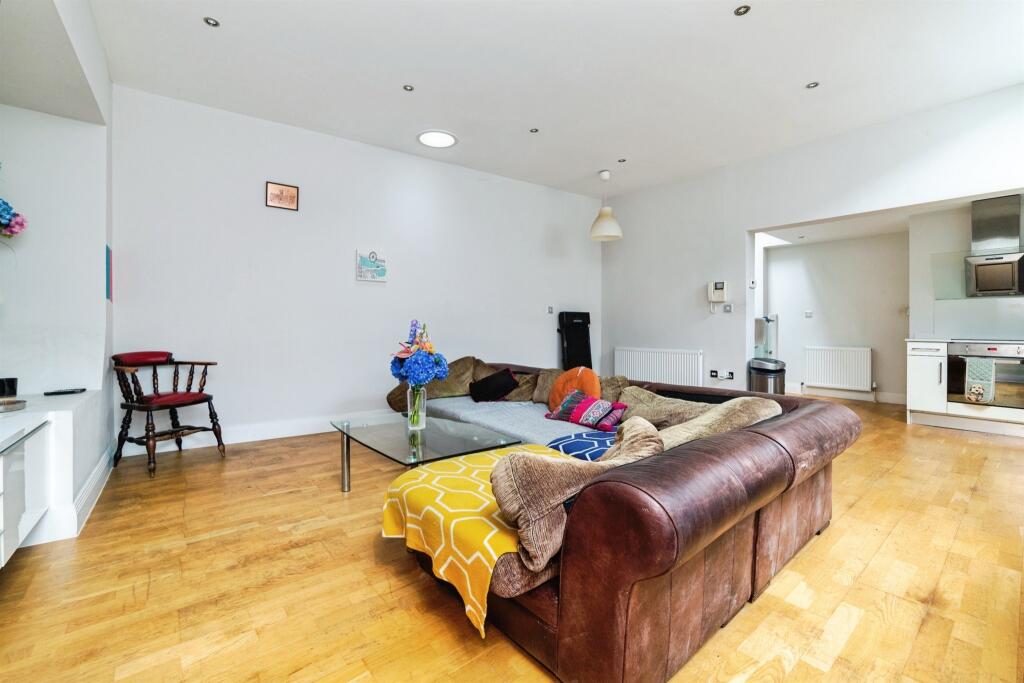 Apartment in East Hertfordshire, Folly Island, Hertford - View 5