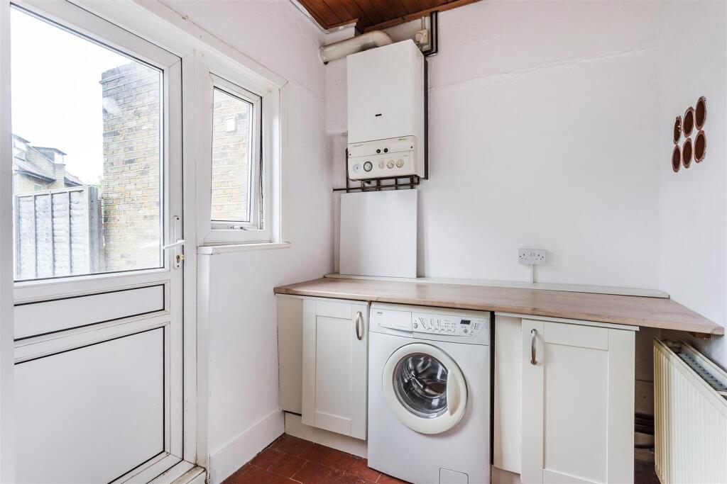 House in Sutton - View 5