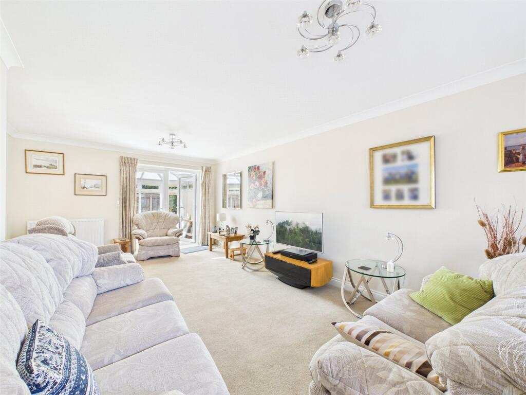 Iris Close, Hoburne, Christchurch, Dorset, BH23 photo 3