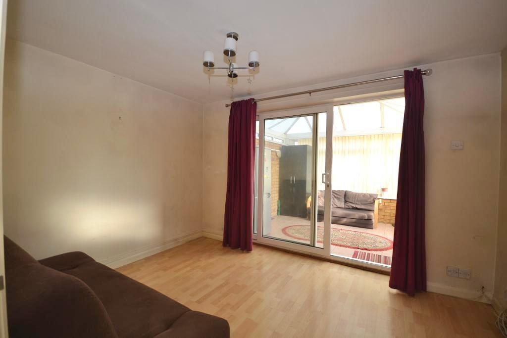Calverleigh Crescent, Furzton, Milton Keynes, Buckinghamshire, MK4 1HT photo 4
