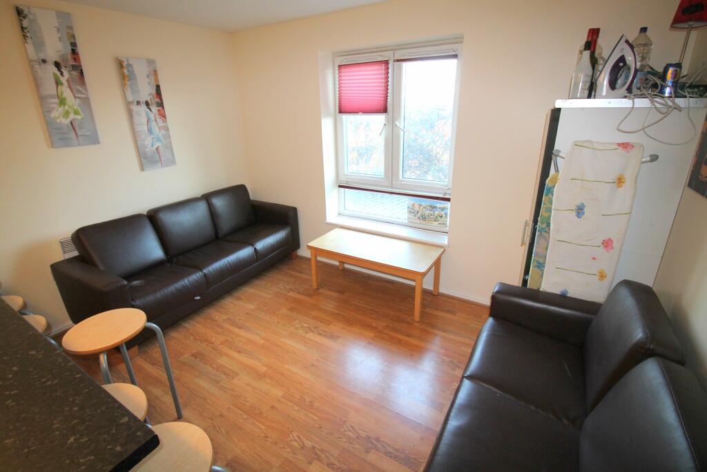 Apartment in Cardiff, Cathays - View 3