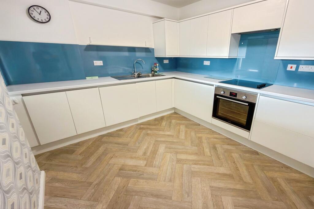16 Garth Court, Abbey Road, Llandudno, Conwy LL30 2HF photo 4