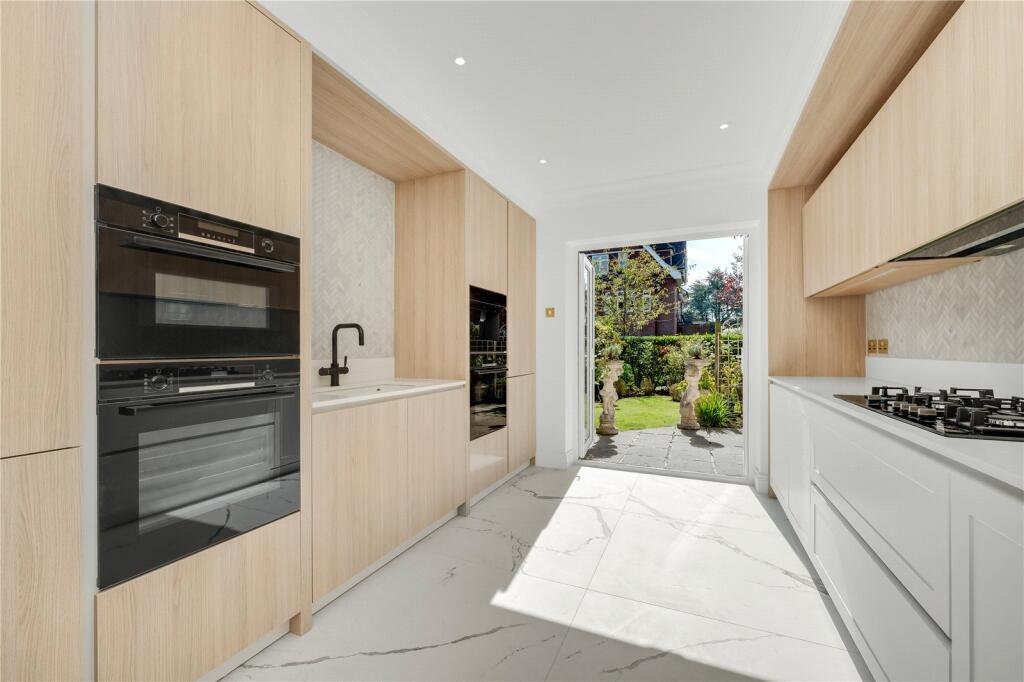 Apartment in Reigate and Banstead, Surrey - View 4