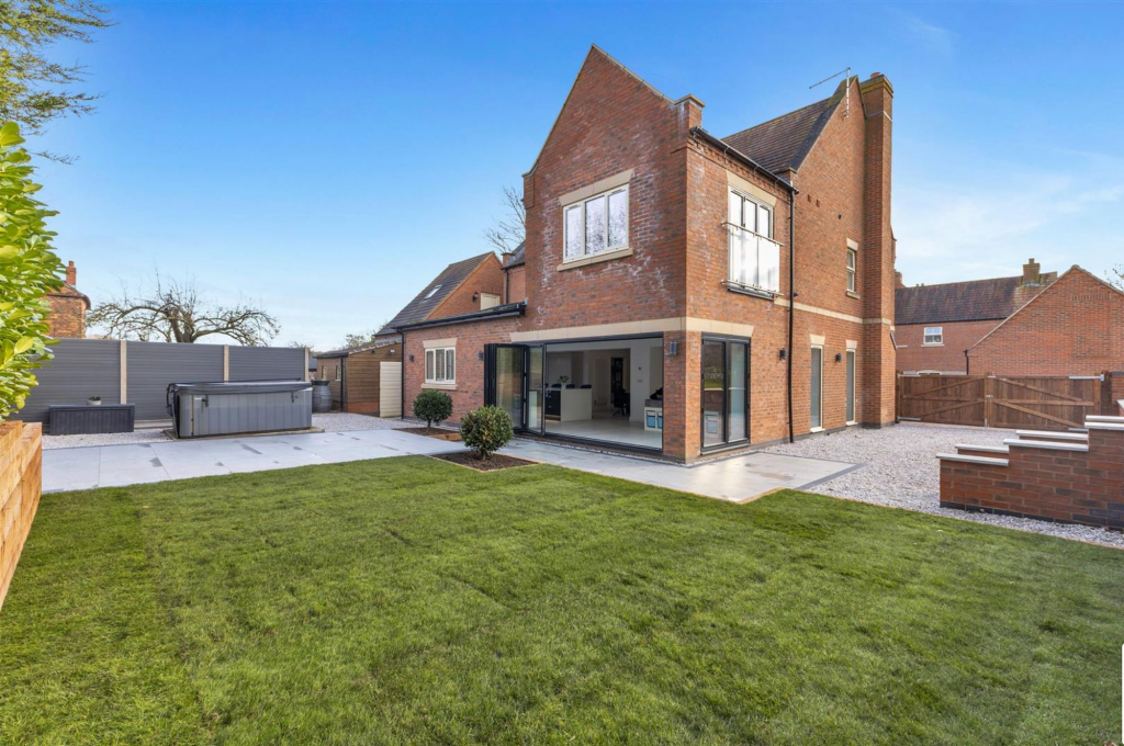 4-bed detached on Manor View Close, Worthington, LE65, £800,000