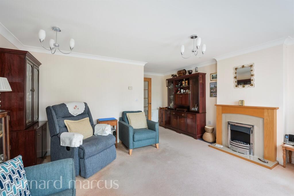 St. Annes Drive North, Redhill photo 3