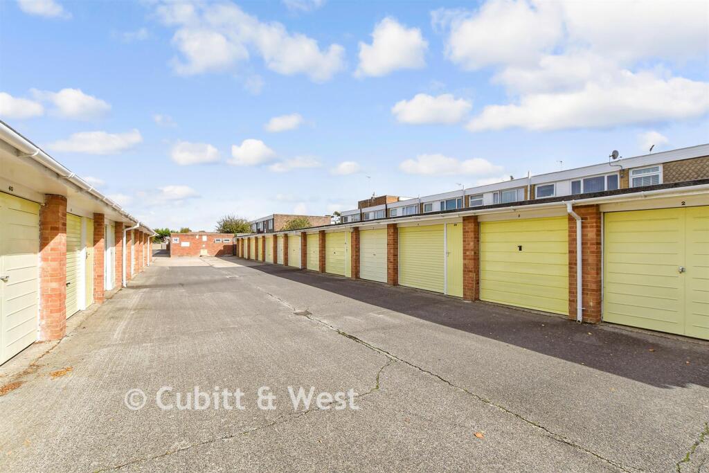 House in Arun, Rustington - More