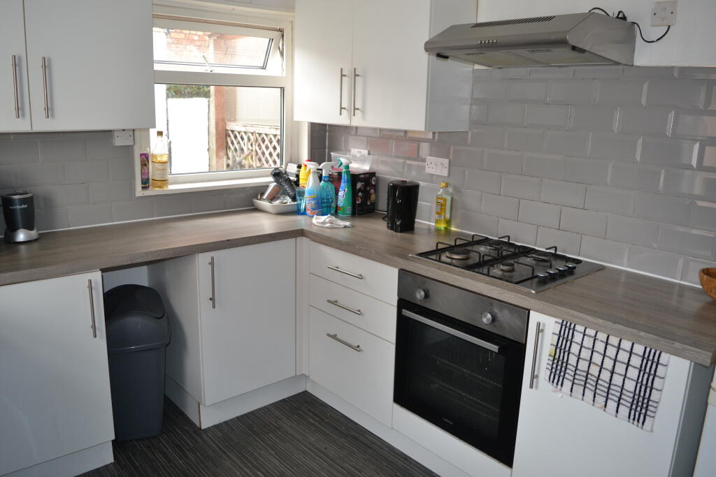 4 bedroom end of terrace house for rent