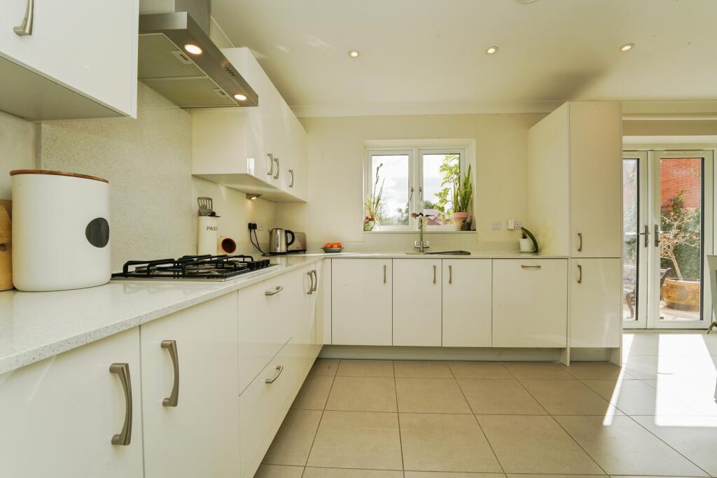 Saffron Grove, Worcester, WR8 photo 3