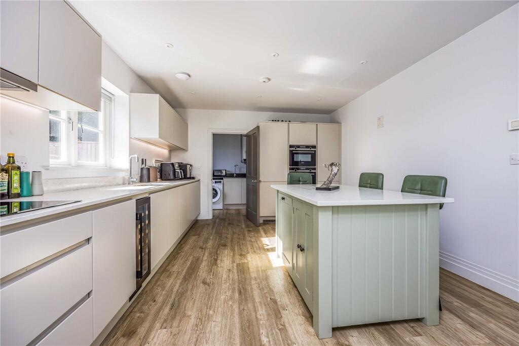 Kings Drive, Midhurst, West Sussex, GU29 photo 4