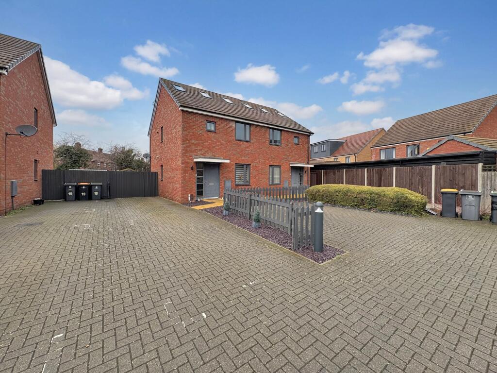 3-bed semi-detached on Lunniss Way, Wootton, MK43, £330,000