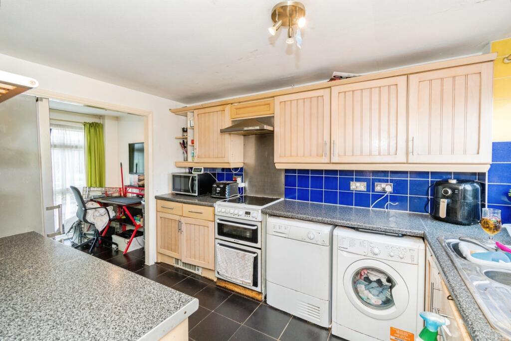 Brading Close, Bassett Green, Southampton, Hampshire, SO16 photo 3