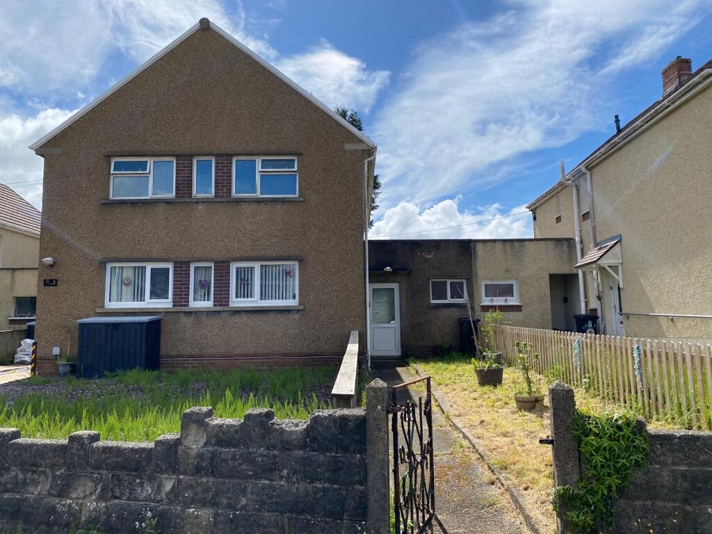 2-bed flat on Coombe Tennant Avenue, Neath, Neath Port Talbot., £80,000