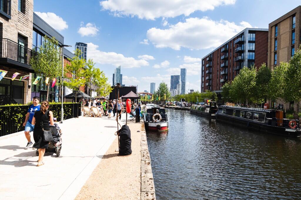 Main image of property: Railings, Middlewood Locks, M5