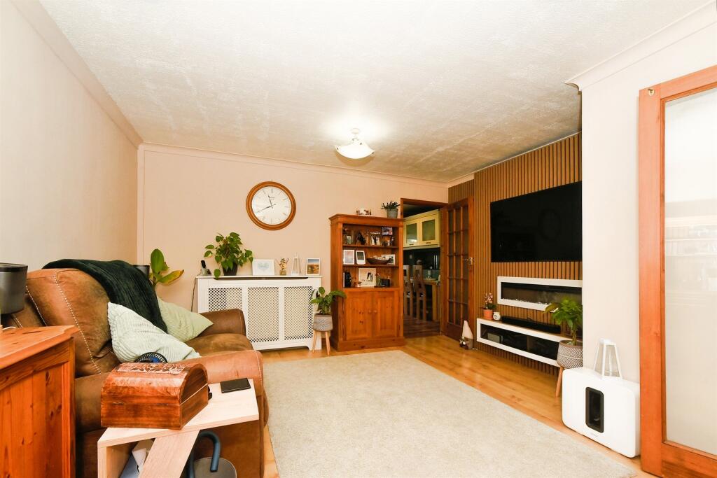 Eliot Close, Swindon photo 3