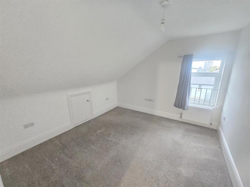 Apartment in Kingston upon Thames - View 4