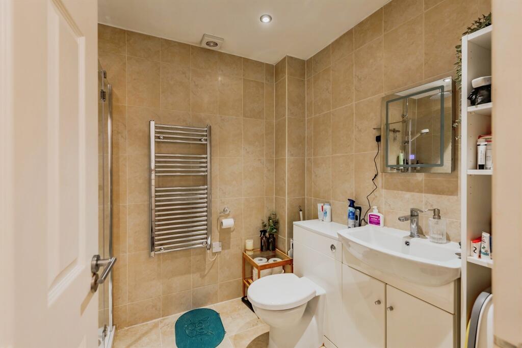 Apartment in Crawley, Worth - More