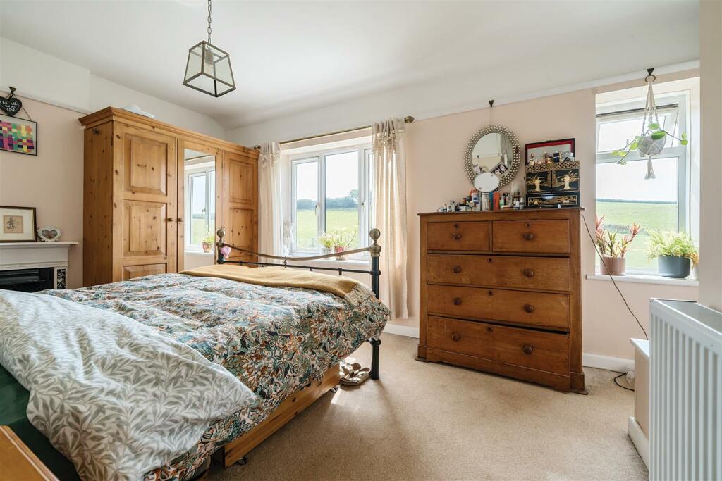 Westover, Calbourne, Newport - More