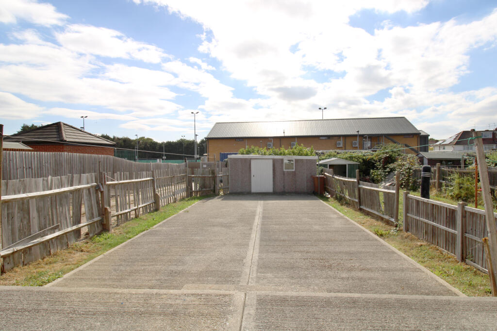 Clitheroe Avenue, Rayners Lane, Harrow photo 4