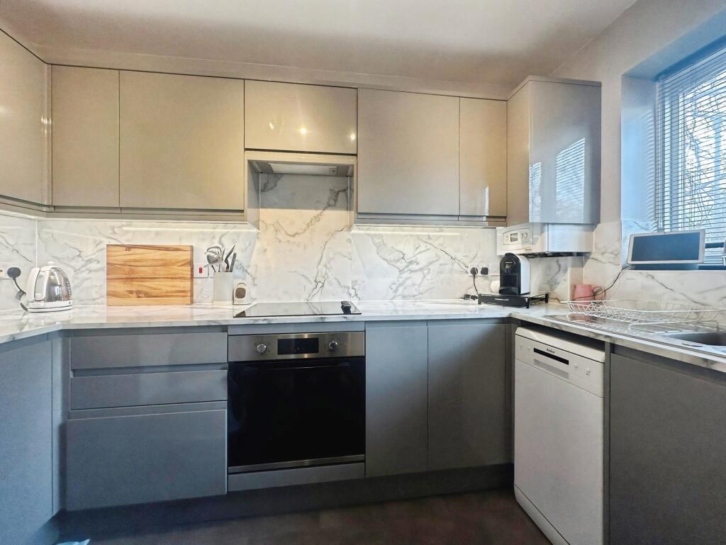 Apartment in Three Rivers, Hertfordshire - View 2