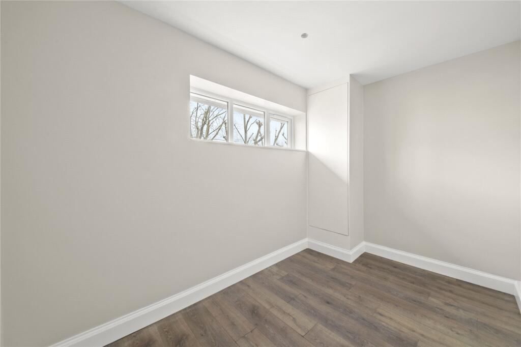 Apartment in London, Ruislip Gardens Retail - View 5