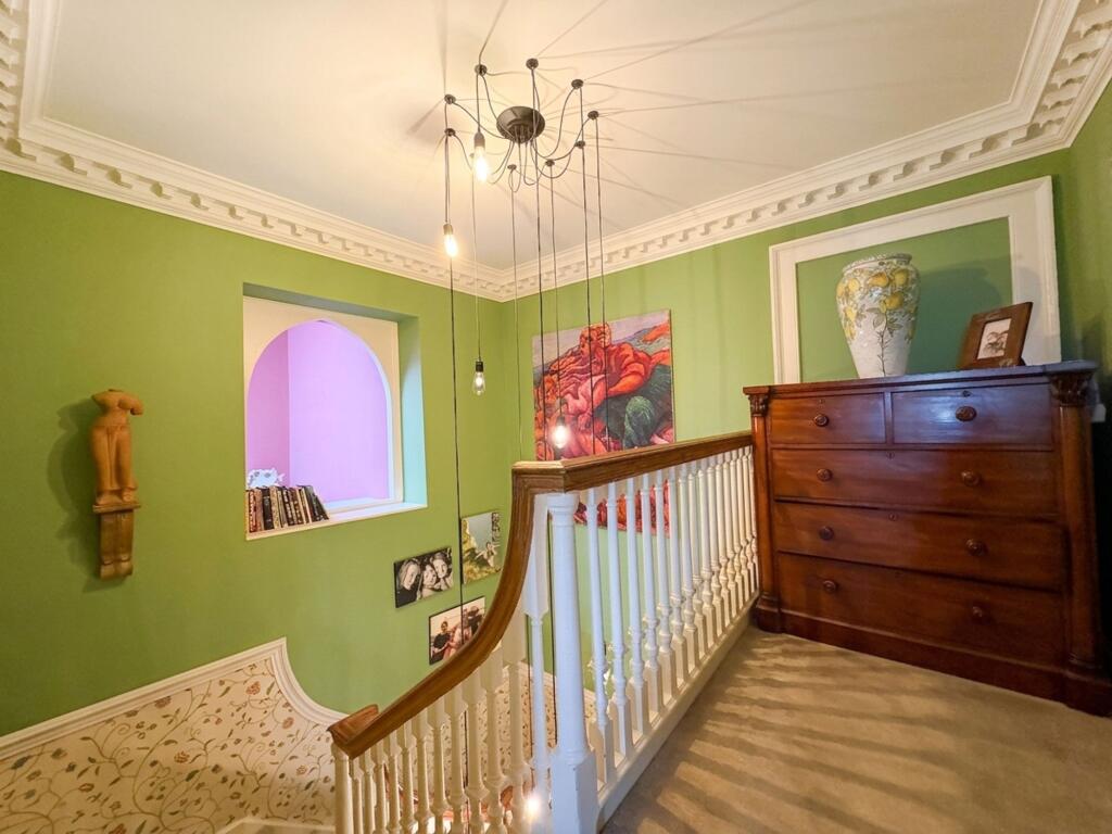 6 bedroom semi-detached house for rent