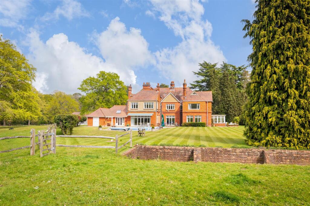 Mayflower Lane, Cobham. 10 bedroom country house for sale