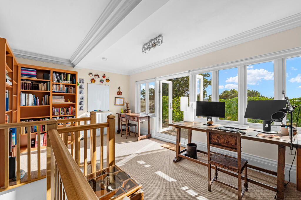 Apartment in Redhill - More