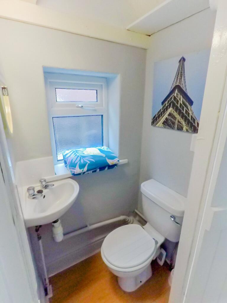 6 bedroom semi-detached house for rent