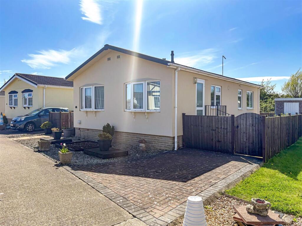 2-bed caravan on Bognor Road, Climping, Littlehampton, £165,000