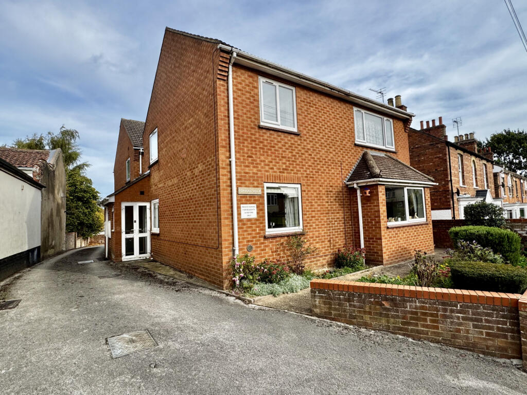 2-bed flat on 3 Forman Walk, Louth, LN11 9EA, £110,000