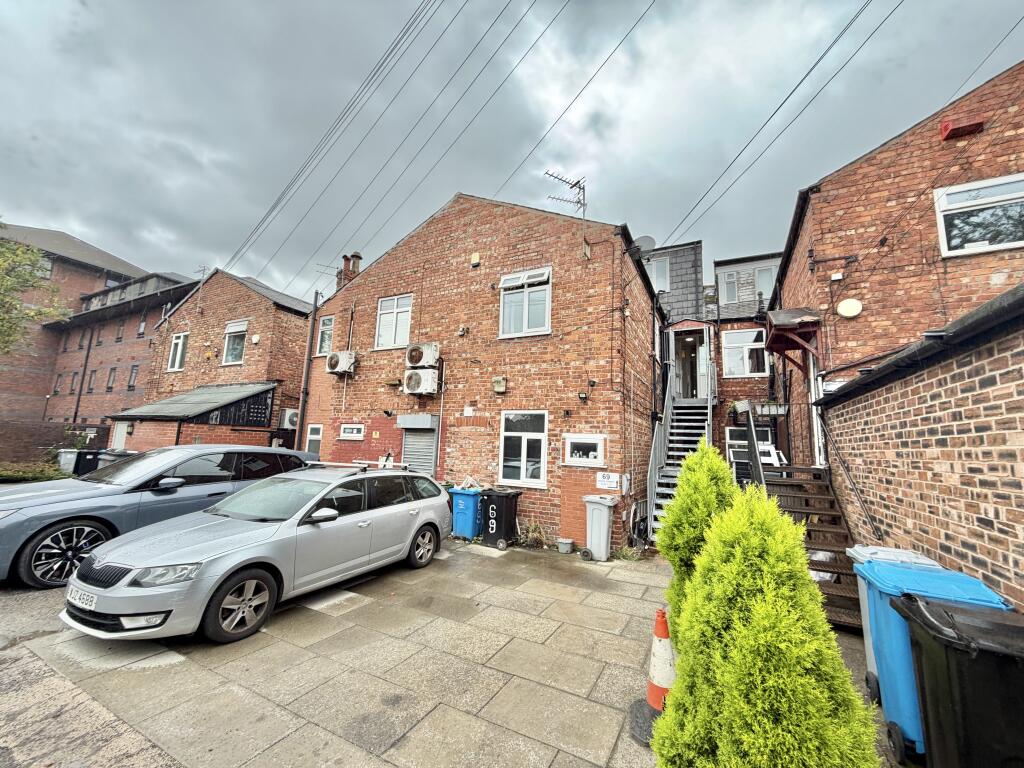 3-bed flat on Cross Street, Sale, Trafford, £240,000