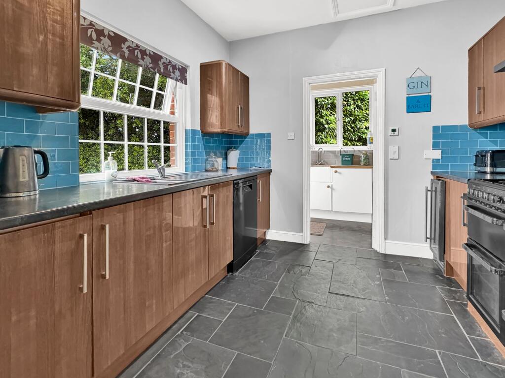 Clatterford Road, Newport, PO30 - View 4