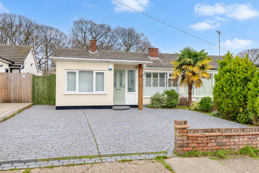 3-bed semi-detached on * NO ONWARD CHAIN * Westwood Gardens, Hadleigh, £425,000