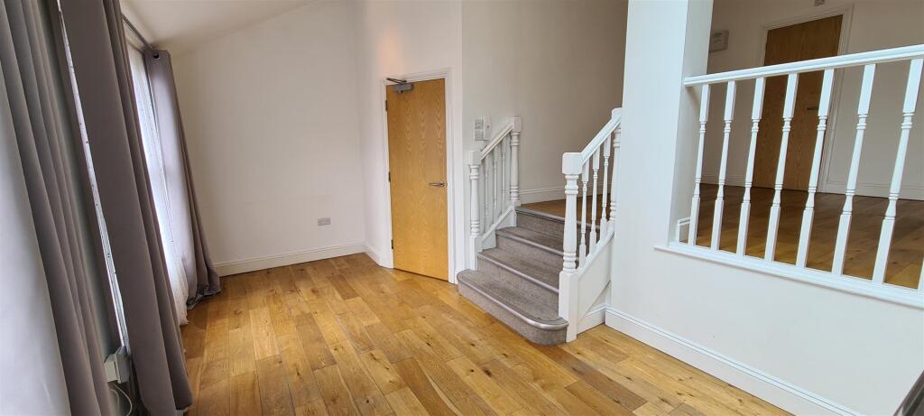 Main image of property: Flat 5, 24 Newmarket Road, Cambridge