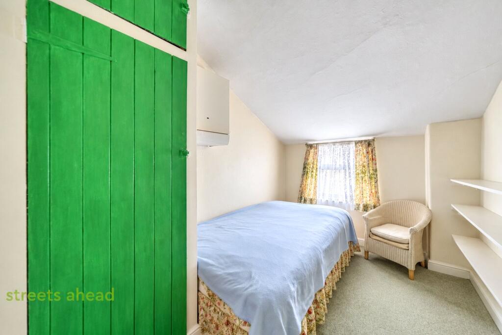 House in Croydon - More