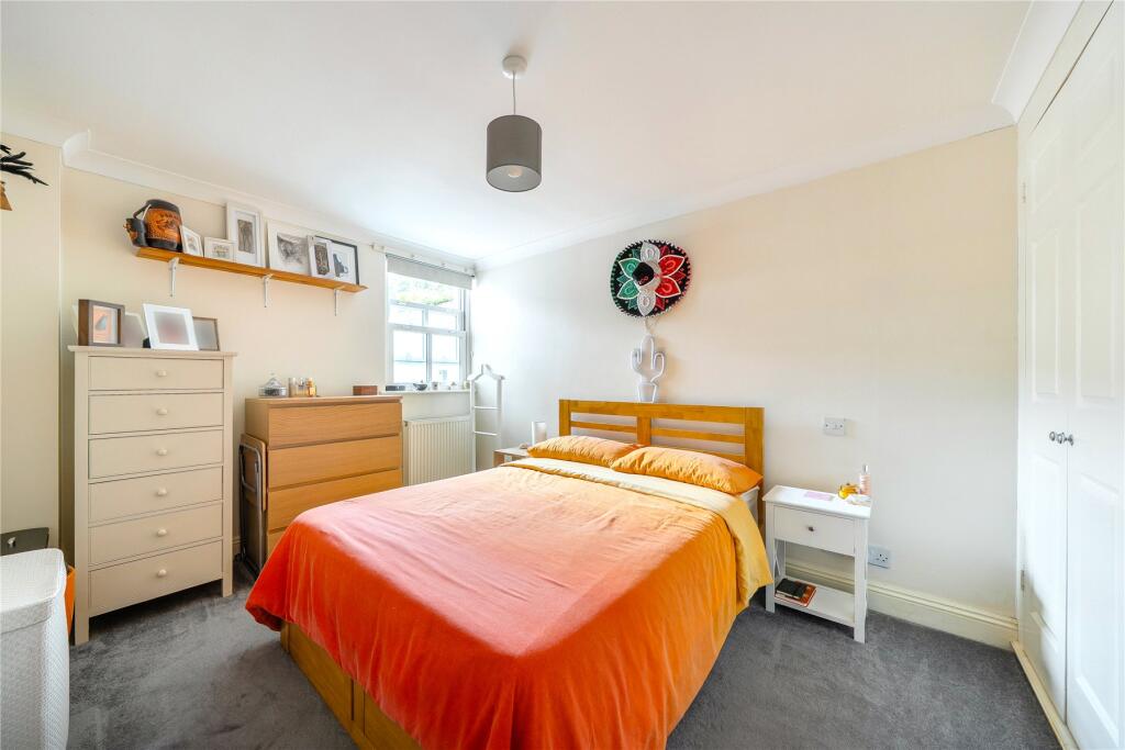 Apartment in London, Royal Borough of Kingston upon Thames - More