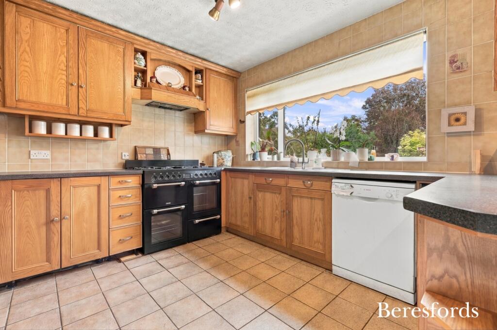 House in Brentwood, Ingatestone and Fryerning - More