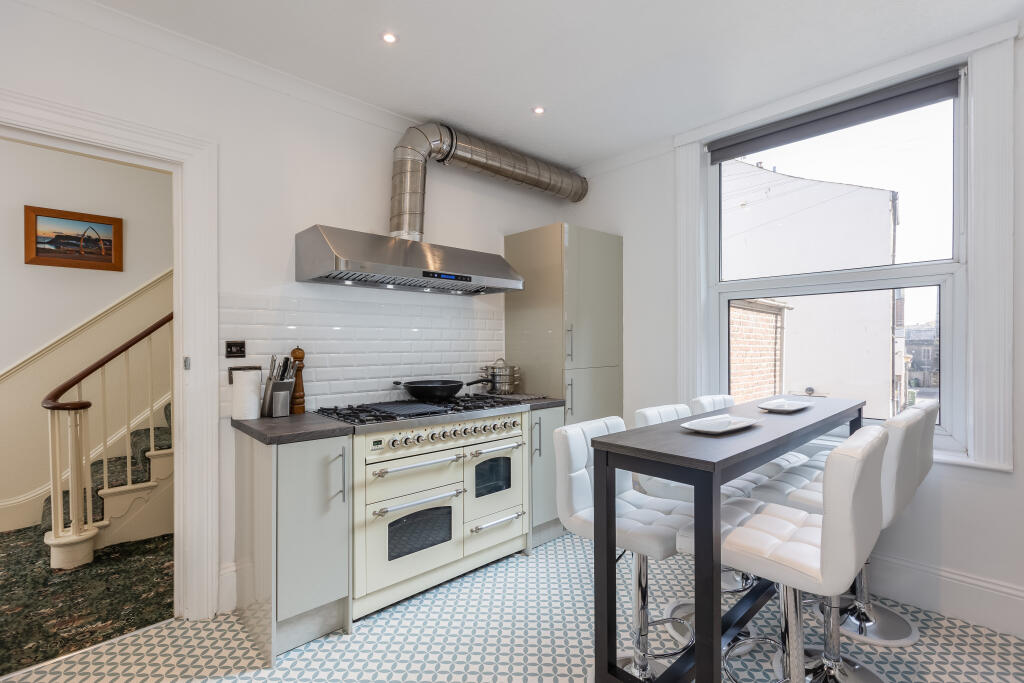 4, Crescent Place, Whitby, North Yorkshire photo 2