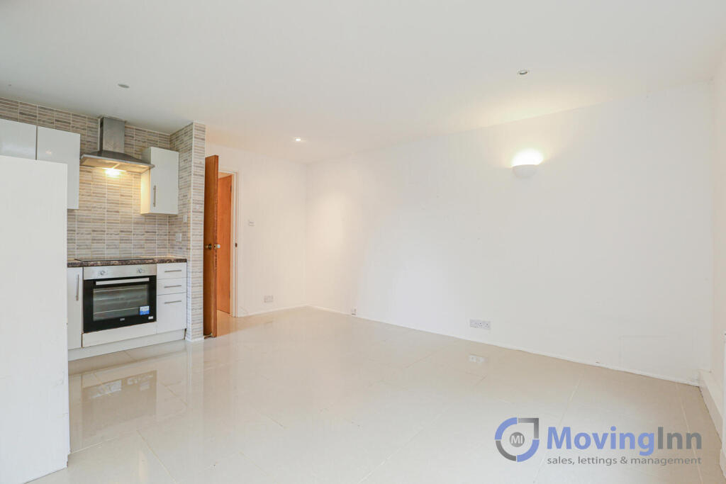 Apartment in London, Woodside - View 5