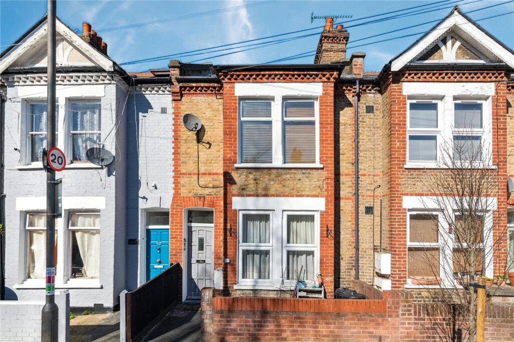 1-bed flat on Lydden Grove, London, SW18, £425,000