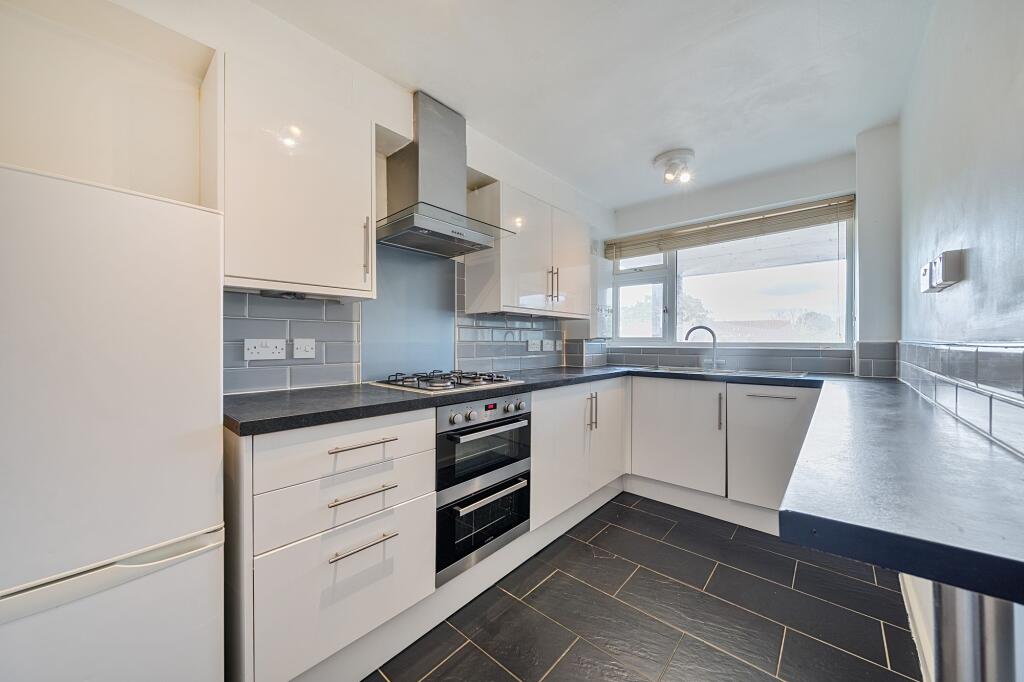 Apartment in Kingston upon Thames - View 4