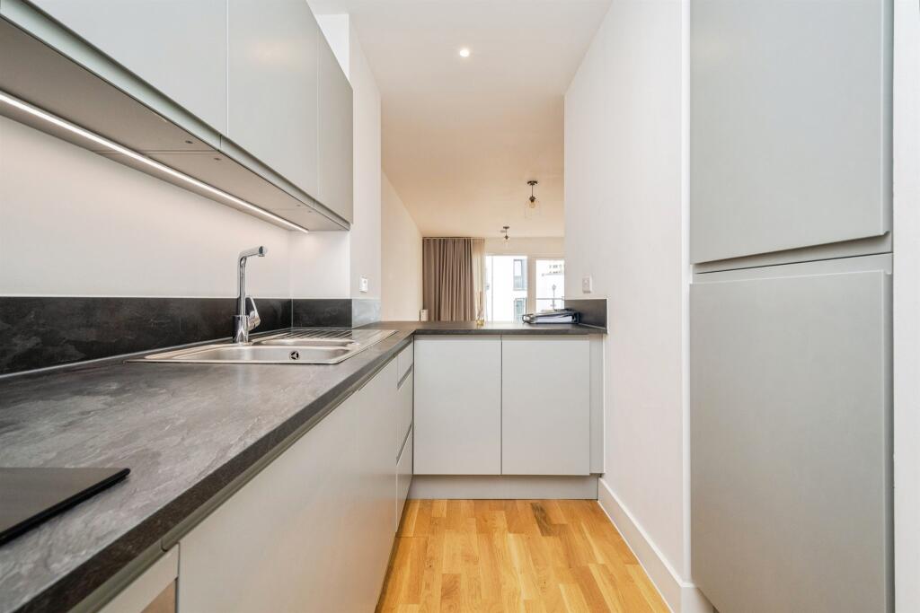 Apartment in Plymouth, Millbay - View 5