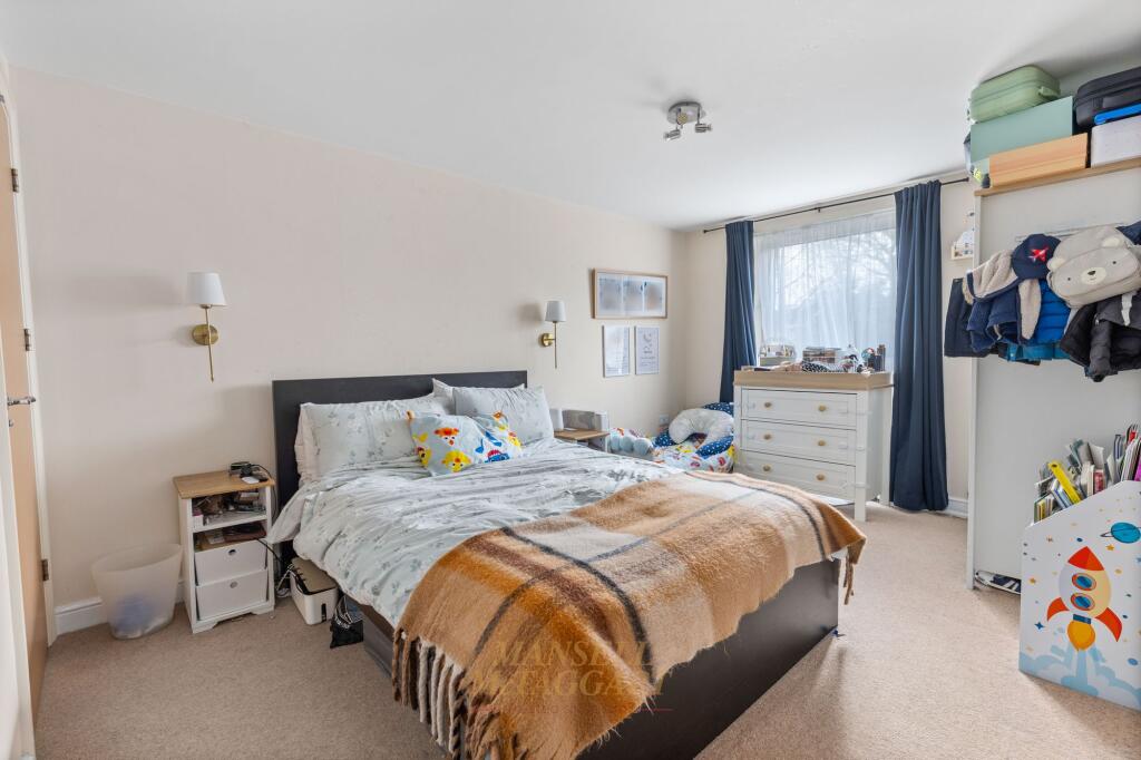 Apartment in Crawley, West Sussex - View 6
