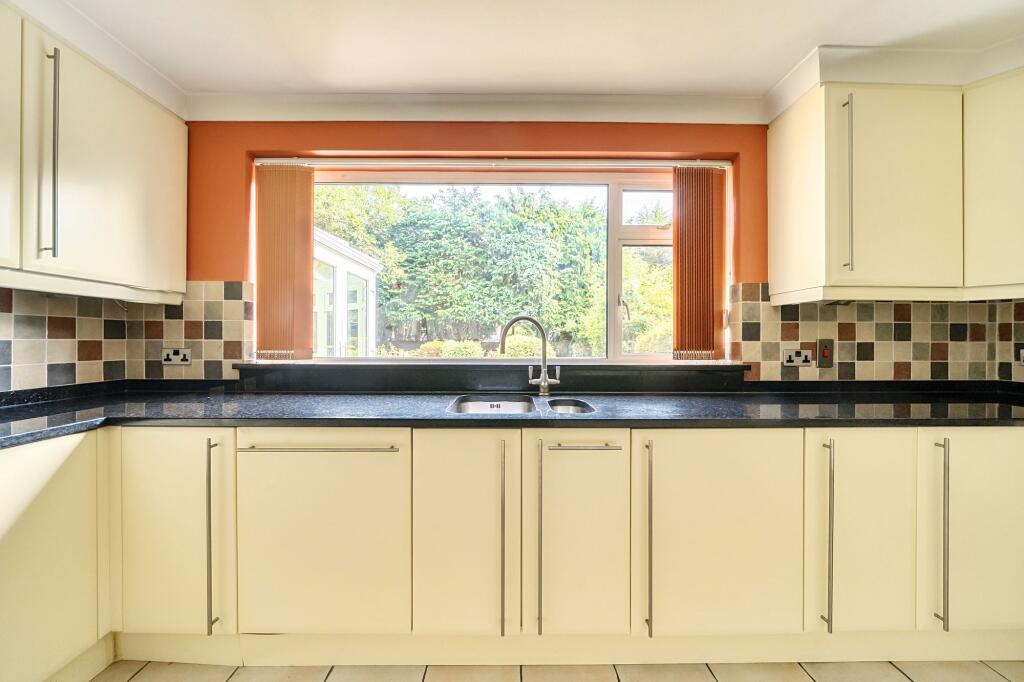 Firs Road, Kenley, CR8 photo 4