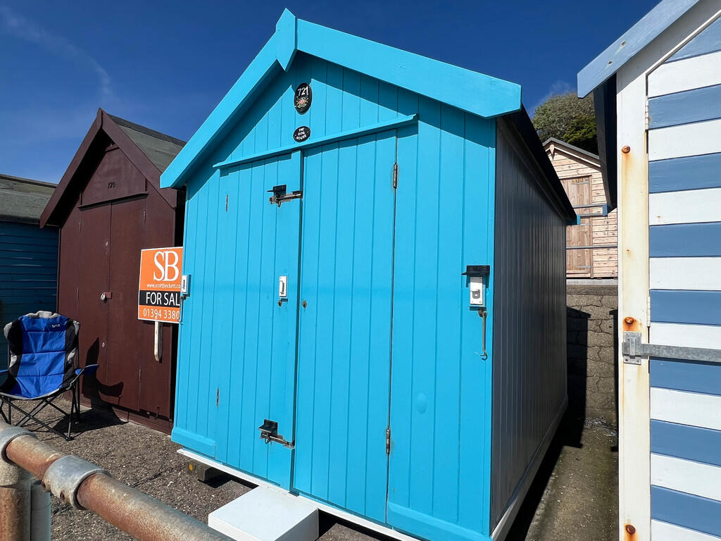 Studio house on Beach Hut 721 Front Row, £35,000