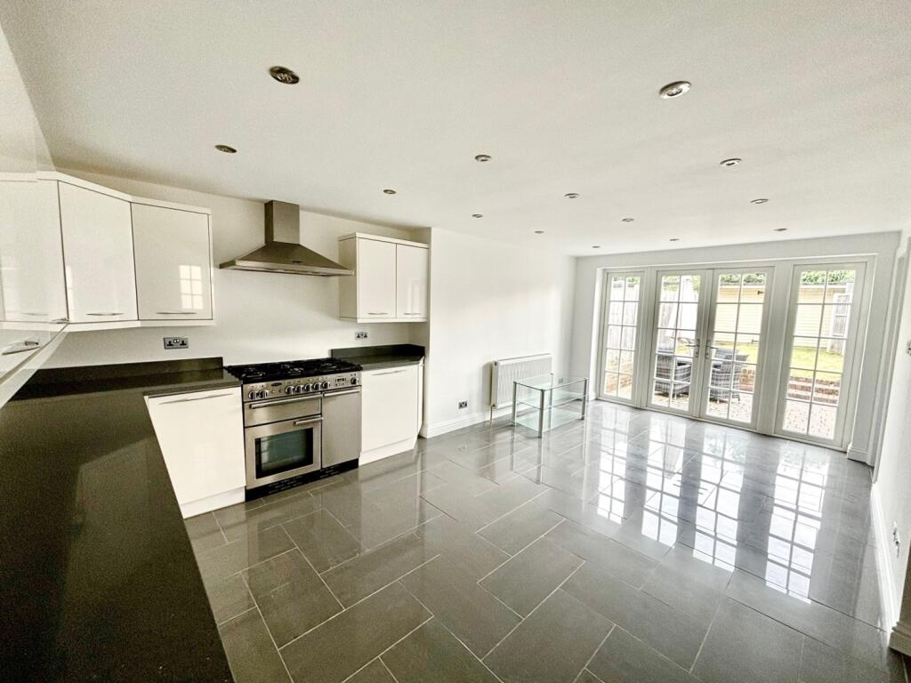 Beechmont Avenue, Virginia Water, Surrey, GU25 photo 3