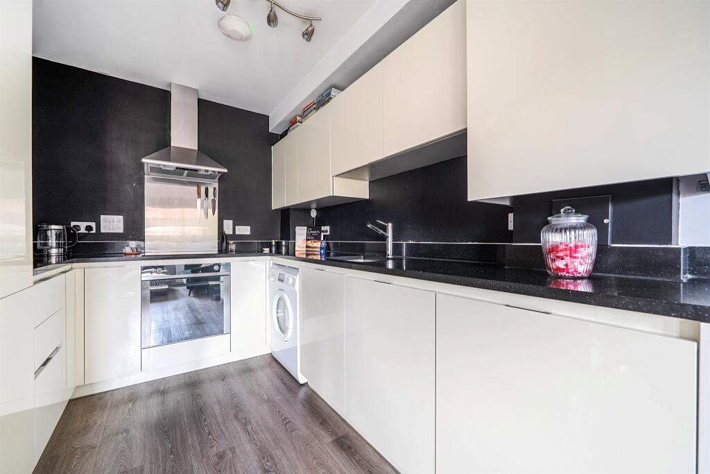 Apartment in Slough, Taplow - View 2